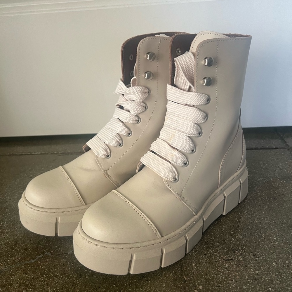 ALOHAS Can Can Beige Leather Combat Boots
